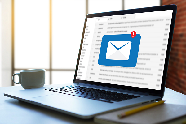 Nachricht Laptop Aufgeklappter Laptop mit großem Briefsymbol auf dem Bildschirm
