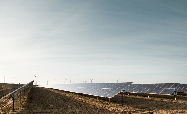 Mehrere Solaranlagen vor blauem Himmel
