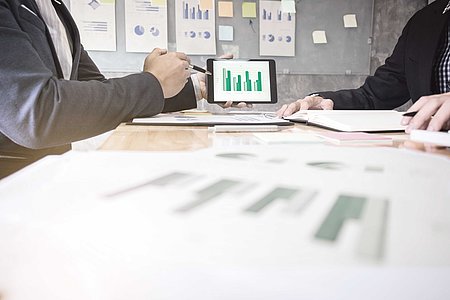 Business Ipad 2 Männer diskutieren über eine Grafik auf einem Tablet